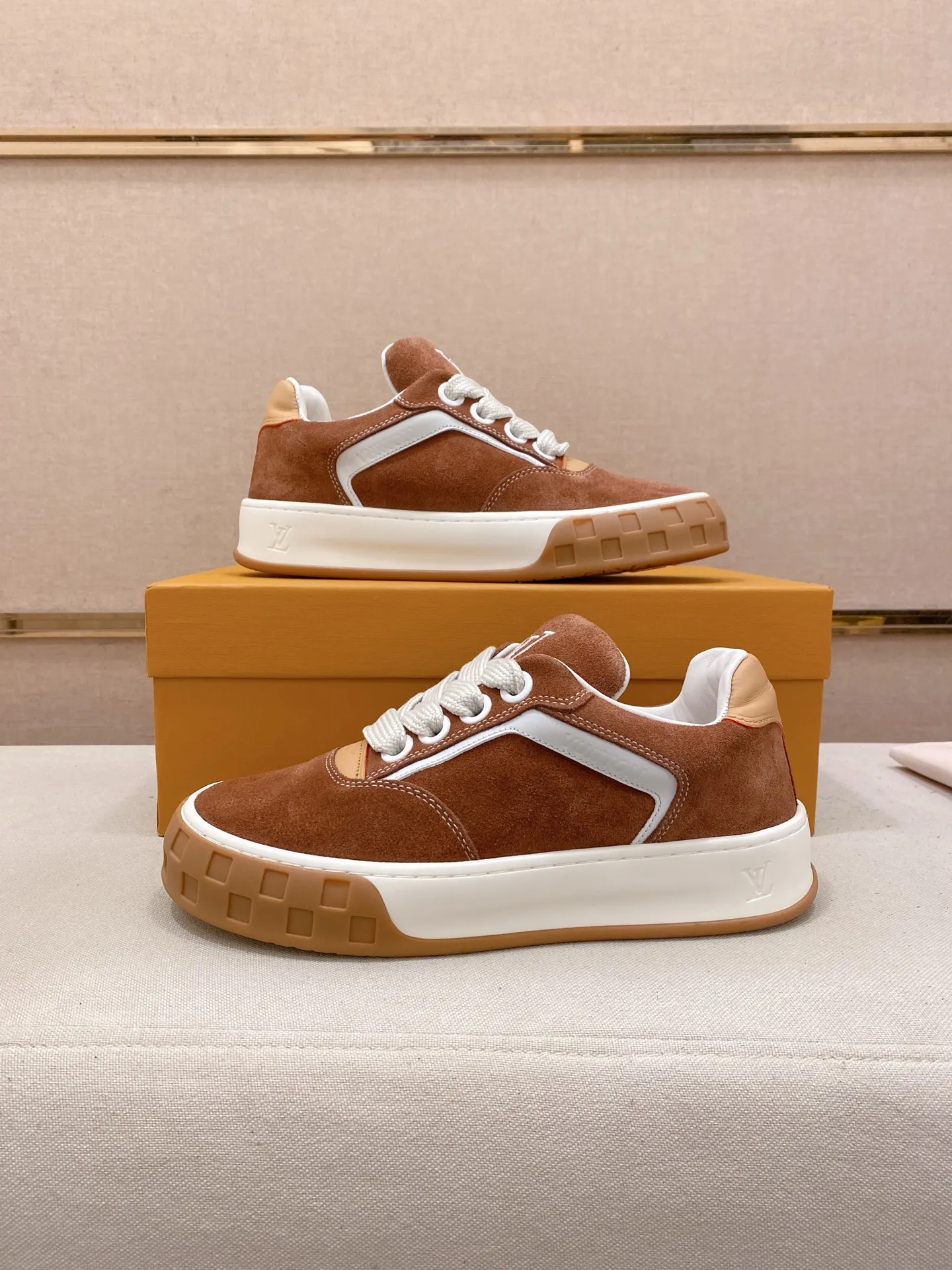 Factory price: 480💰 LV 🫏The colorful interpretation of BUTTERSOFT sneakers combines sheepskin, The colorful interpretation of LV BUTTERSOFT sneakers combines sheepskin and calfskin for a super soft feel. Designed by Pharrell Williams, this '60s-inspired shoe features a padded upper that's been crafted by Louis Vuitton craftsmen to further enhance the comfort of the leather. In addition to the LV initials, it features multiple signatures, including natural leather trim and an embossed pattern of Pharrell Williams and lobster on the side, referencing the Fall/Winter 2025 men’s show. A must-have artifact for fashionistas✅ Code number 38-44